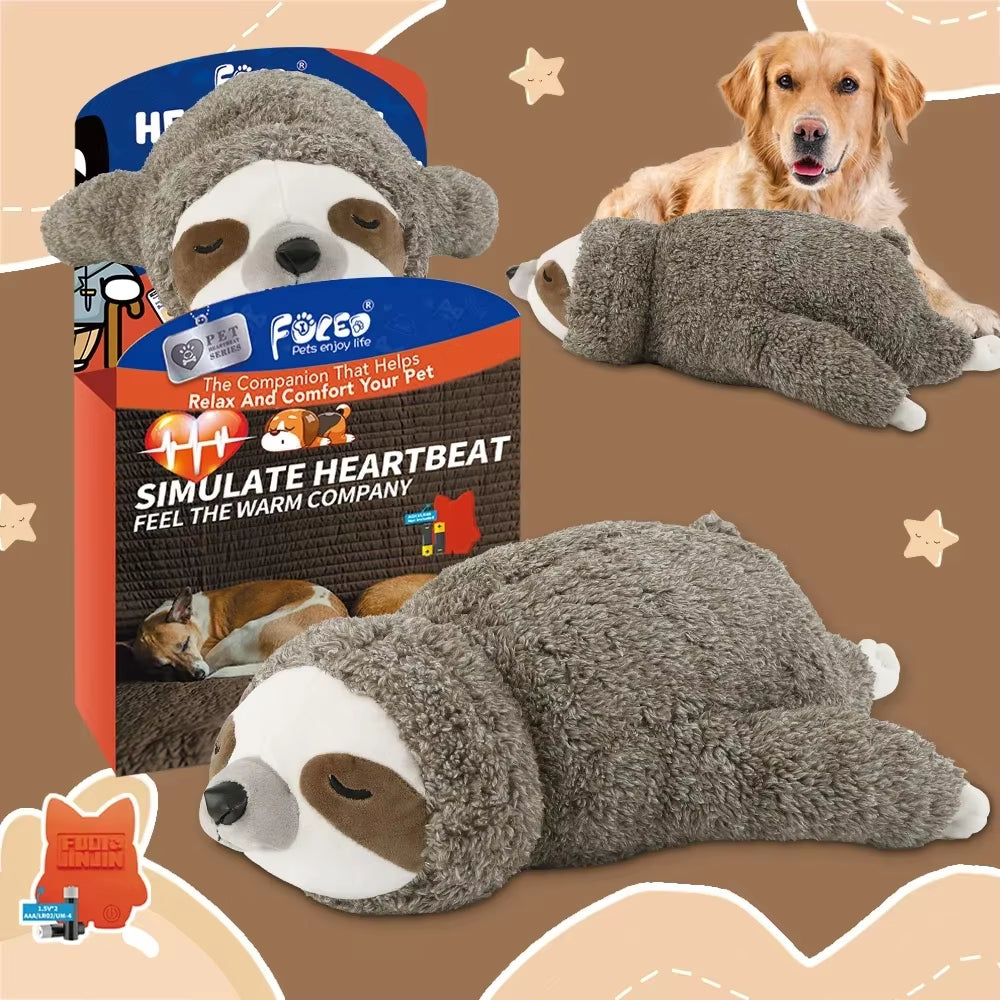 Peluche paresseux avec battement de cœur pour chiot sur fond marron et avec son emballage bleu, rouge et noir.