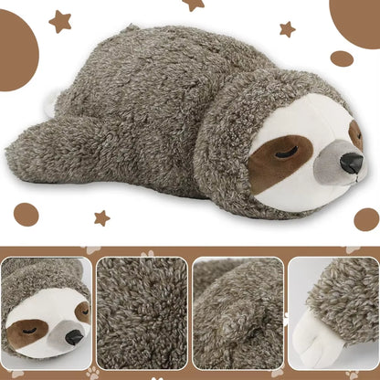 Peluche paresseux allongée sur fond blanc, avec des étoiles et des cercles marron, et un encart en bas montrant le détail de la fourrure du jouet.