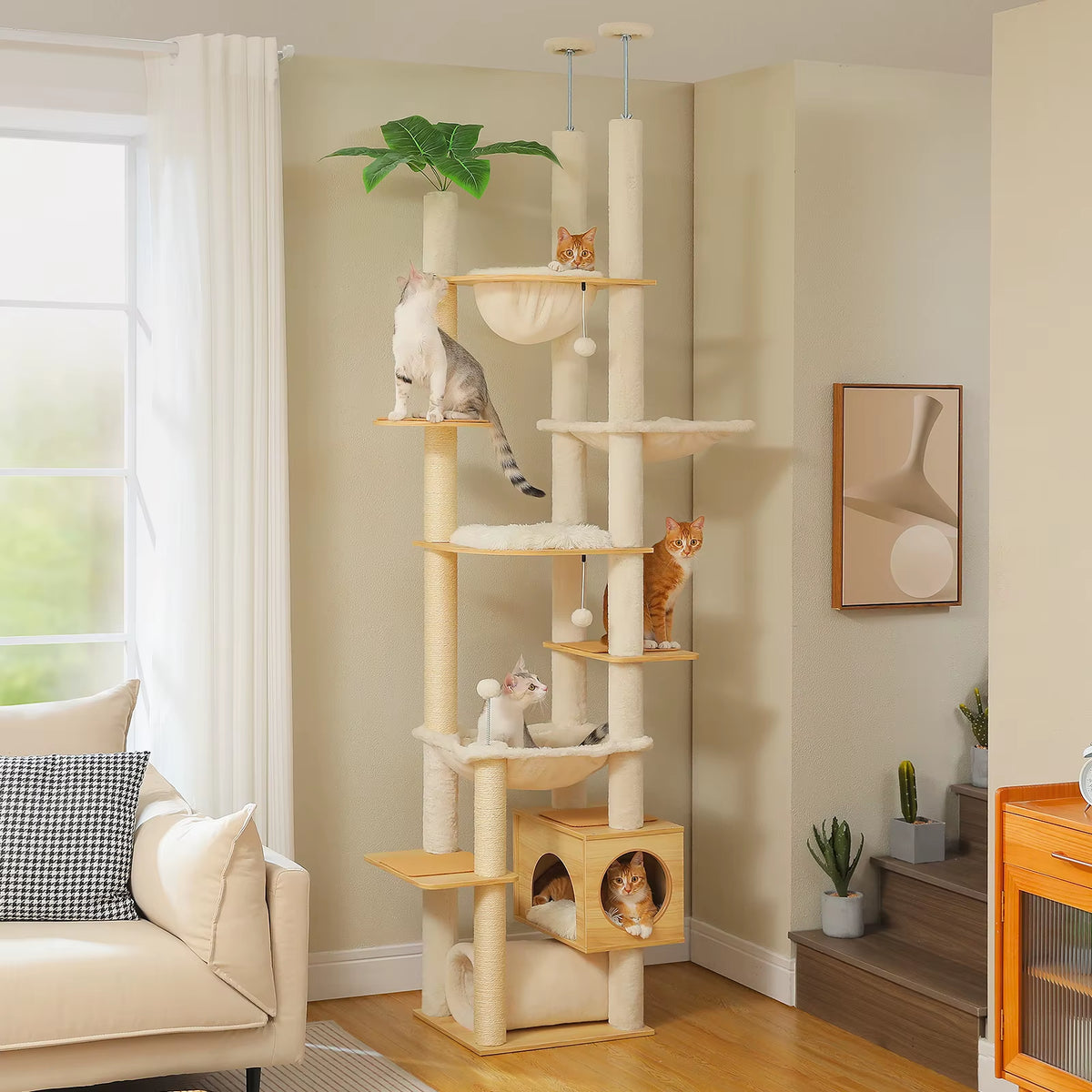 Arbre à chat sol-plafond en bois version beige, dans une maison au murs blancs.