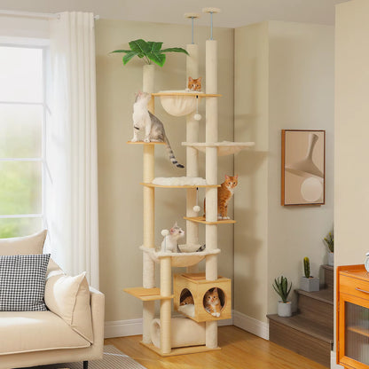 Arbre à chat sol-plafond en bois version beige, dans une maison au murs blancs.