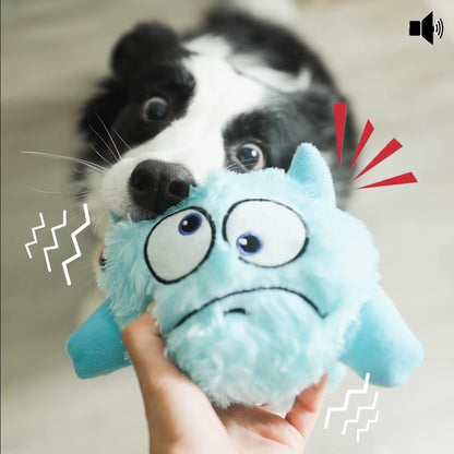 Jouet interactif pour chien : monstre en peluche qui rebondit et rigole, photo d'un chien noir et blanc qui joue avec le jouet.