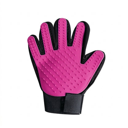 Gant de toilettage en silicone pour chien et chat main droite de couleur rose.
