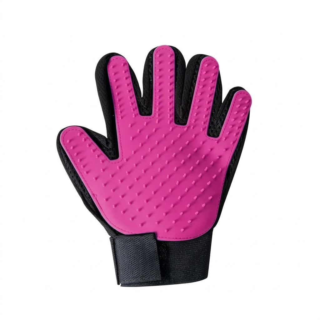Gant de toilettage en silicone pour chien et chat main gauche de couleur rose.