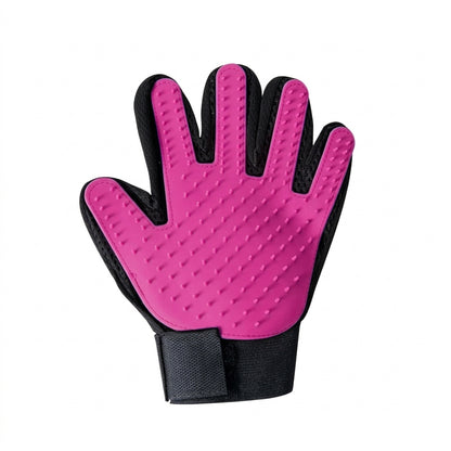 Gant de toilettage en silicone pour chien et chat main gauche de couleur rose.
