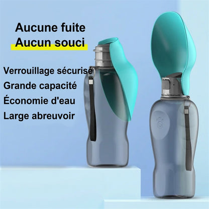 Gros plan de la gourde de balade pour chien, avec écrit : aucune fuite, aucun souci, verrouillage sécurisé, grande capacité, économie d'eau et large abreuvoir.