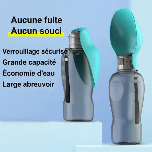 Gros plan de la gourde de balade pour chien, avec écrit : aucune fuite, aucun souci, verrouillage sécurisé, grande capacité, économie d'eau et large abreuvoir.