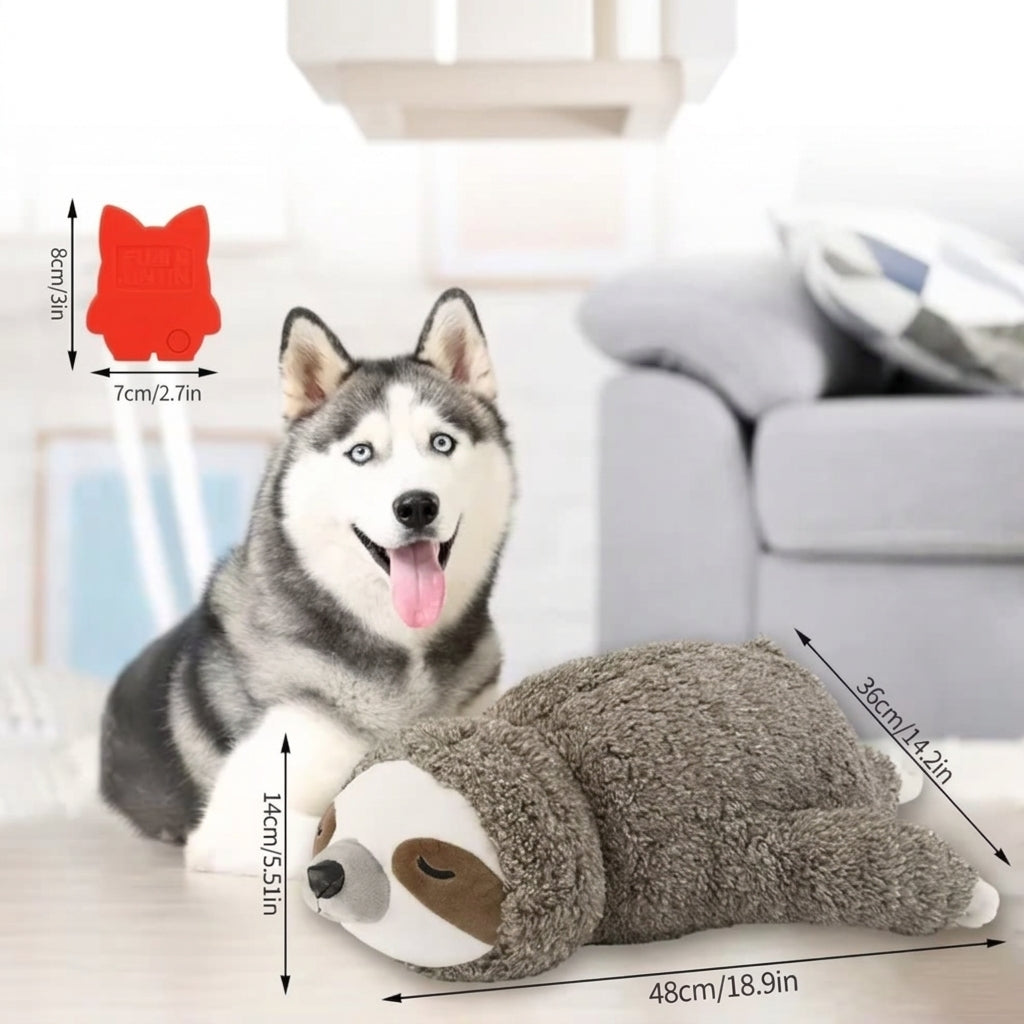 Peluche paresseux avec battement de cœur pour chiot, photo avec les dimensions du jouet, et un husky au second plan.
