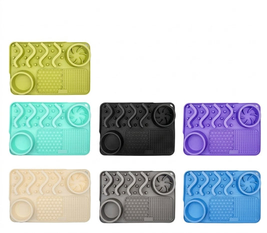 Photo montrant toutes les couleurs de disponibles du tapis de léchage en silicone. Vert, Bleu ciel, noir, violet, crème, gris et bleu.